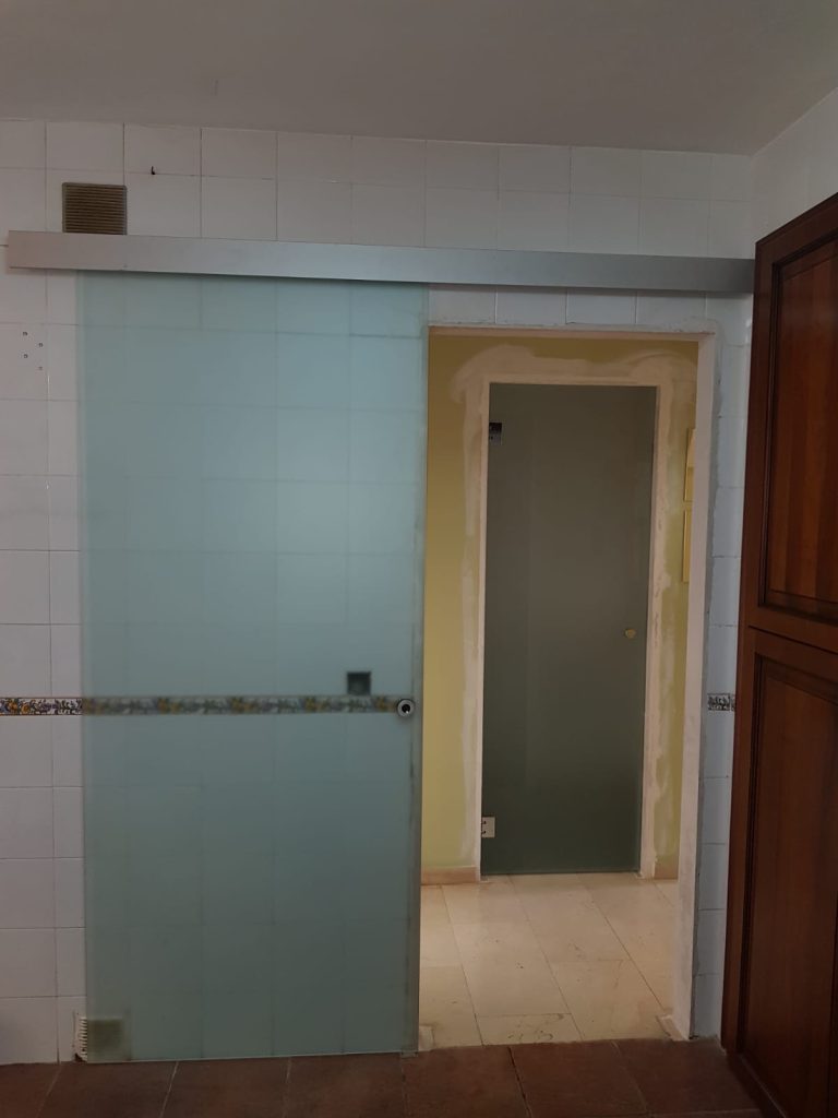 Puerta corredera interior de cristal esmerilado con guía de aluminio