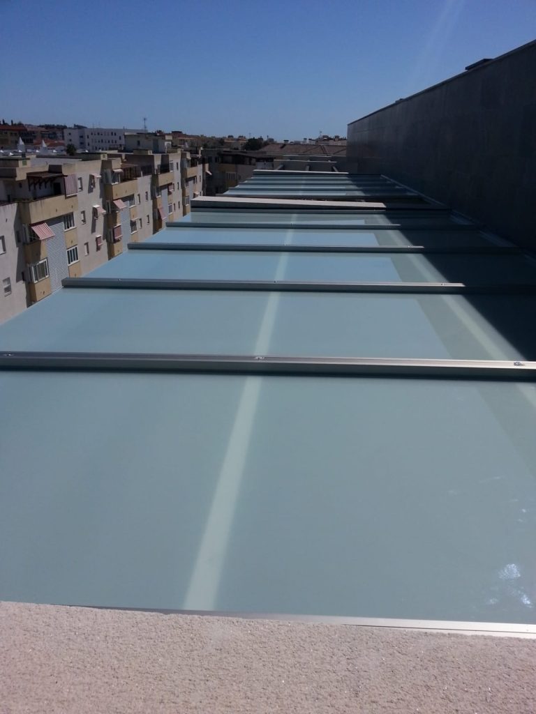 Techo de cristal esmerilado con estructura de aluminio en edificio de Málaga
