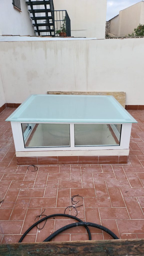 Cubierta de cristal esmerilado con estructura de aluminio blanco instalada en terraza