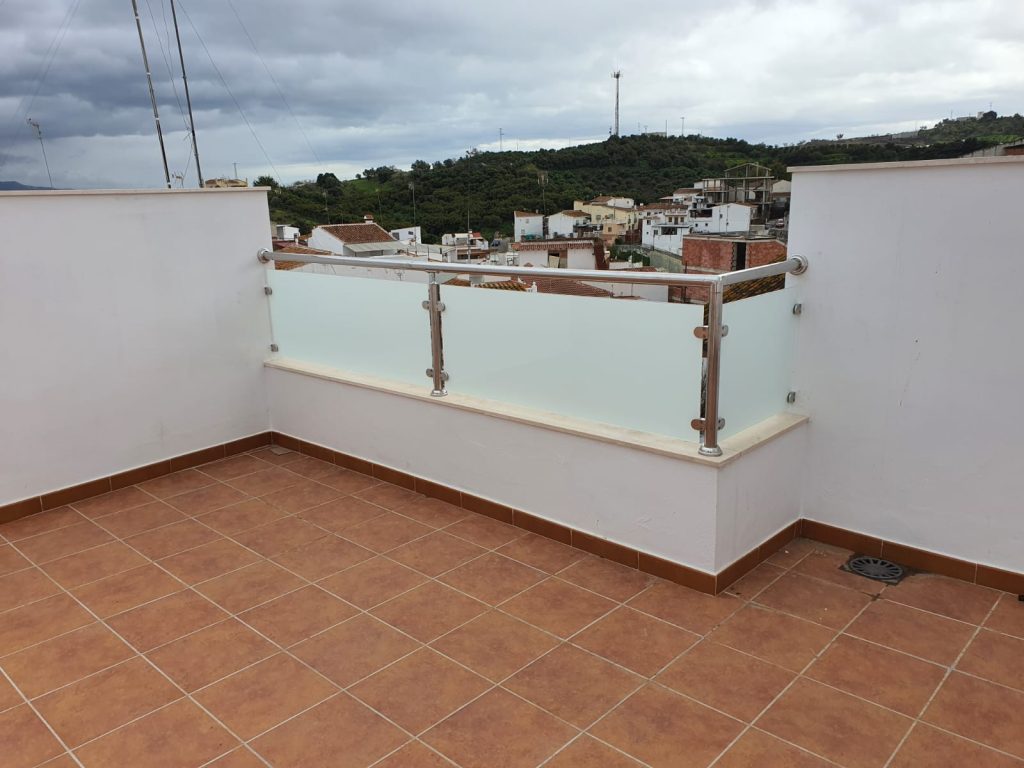 Cubierta de cristal esmerilado con estructura de aluminio blanco instalada en terraza