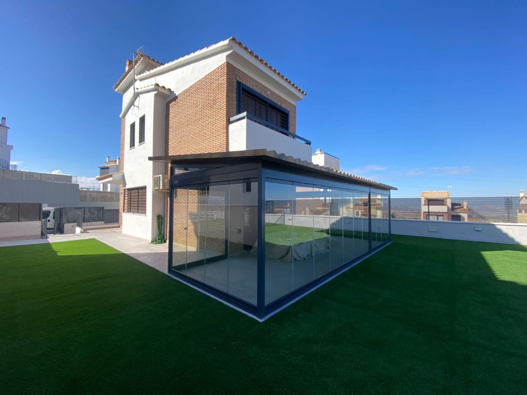 Puerta corredera interior de cristal esmerilado con guía de aluminio